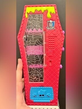 MONSTER HIGH DOLLS - CASKET VENDING MACHINE -2013